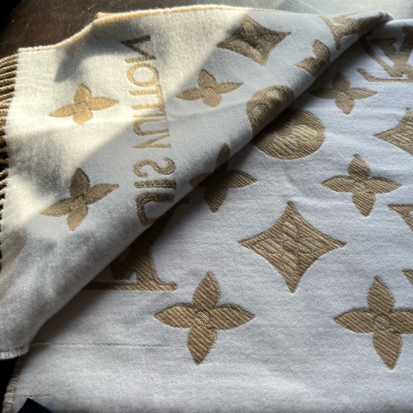 AUTHENTIC Louis Vuitton LV Shine Scarf New***** - Picture 5 of 6